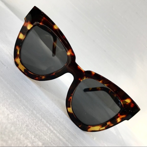 🕶 Oversize Tortoise Sunglasses 🕶 - Picture 3 of 9